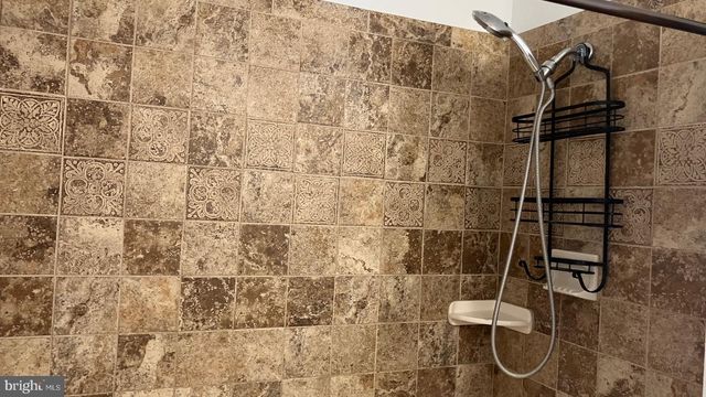 1056 RIVER RD, Trenton, NJ 08628