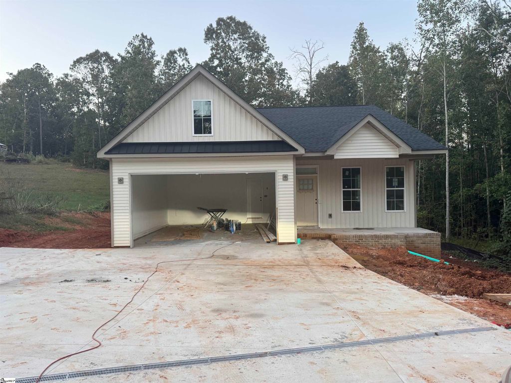 85 Robinson Road, Taylors, SC 29687