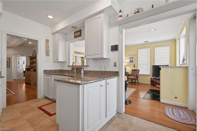 2313 Mariners Mark Way Apt 201, Virginia Beach, VA 23451