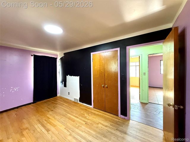 23400 Seneca Street, Oak Park, MI 48237