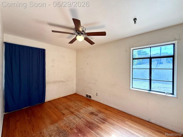 23400 Seneca Street, Oak Park, MI 48237