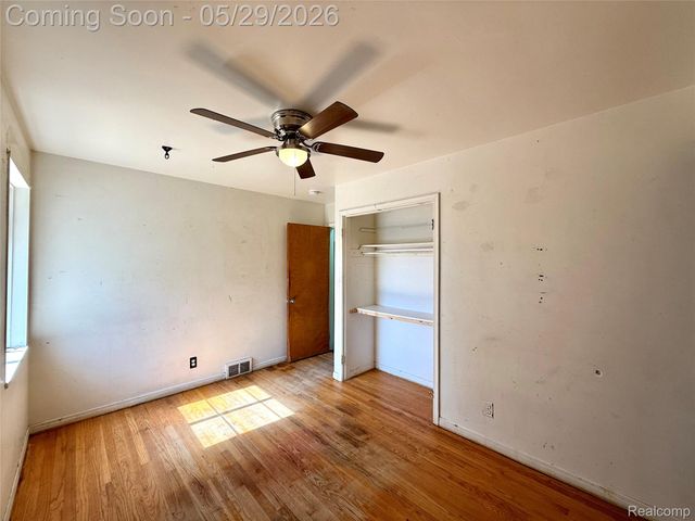 23400 Seneca Street, Oak Park, MI 48237