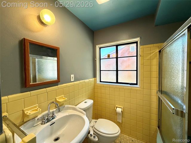 23400 Seneca Street, Oak Park, MI 48237