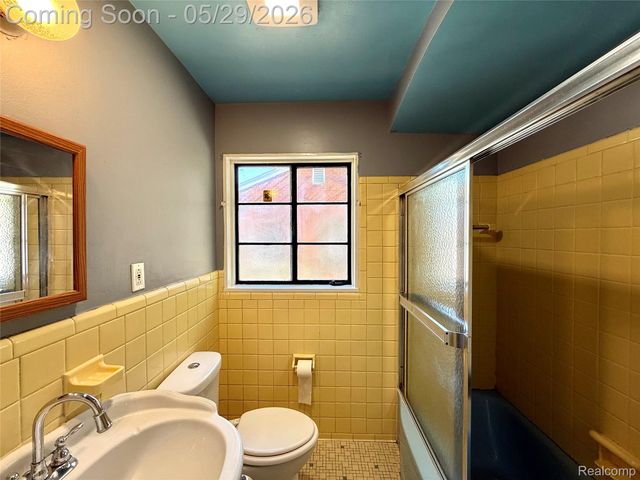 23400 Seneca Street, Oak Park, MI 48237