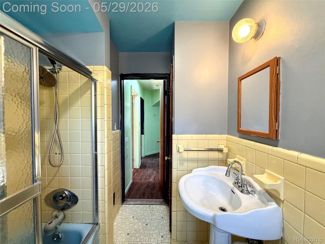23400 Seneca Street, Oak Park, MI 48237