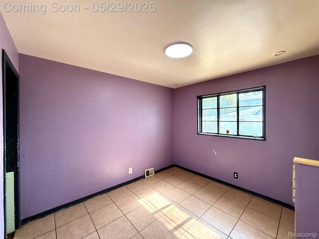 23400 Seneca Street, Oak Park, MI 48237