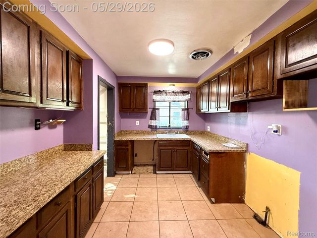 23400 Seneca Street, Oak Park, MI 48237