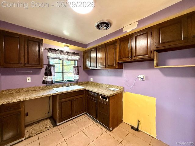 23400 Seneca Street, Oak Park, MI 48237