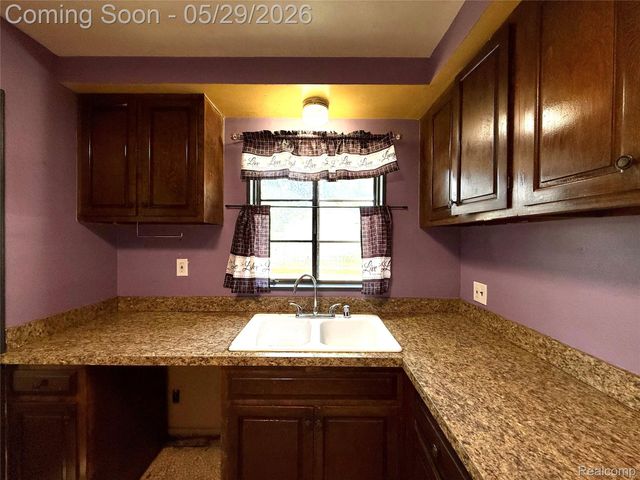 23400 Seneca Street, Oak Park, MI 48237