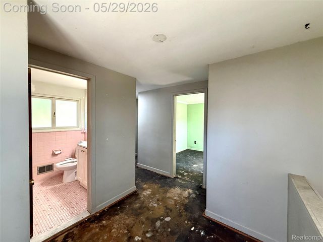 23400 Seneca Street, Oak Park, MI 48237