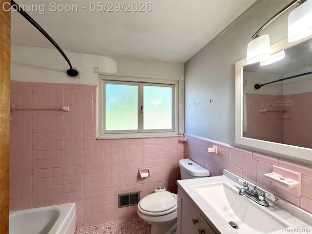 23400 Seneca Street, Oak Park, MI 48237