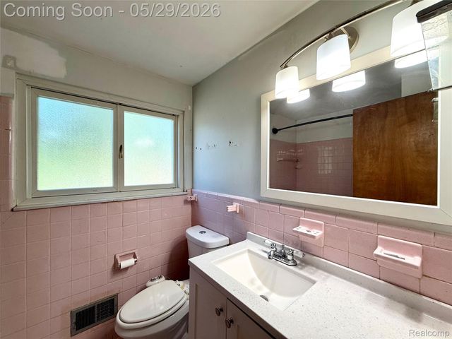 23400 Seneca Street, Oak Park, MI 48237