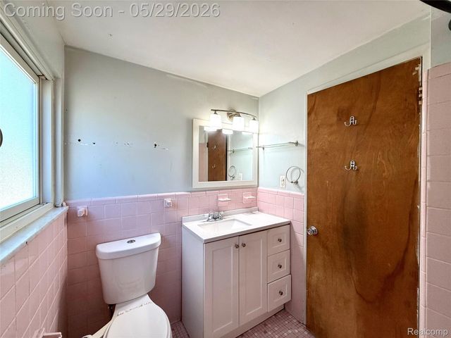 23400 Seneca Street, Oak Park, MI 48237