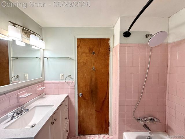 23400 Seneca Street, Oak Park, MI 48237