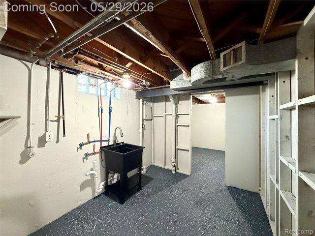 23400 Seneca Street, Oak Park, MI 48237
