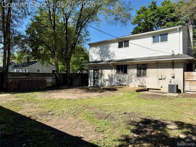 23400 Seneca Street, Oak Park, MI 48237