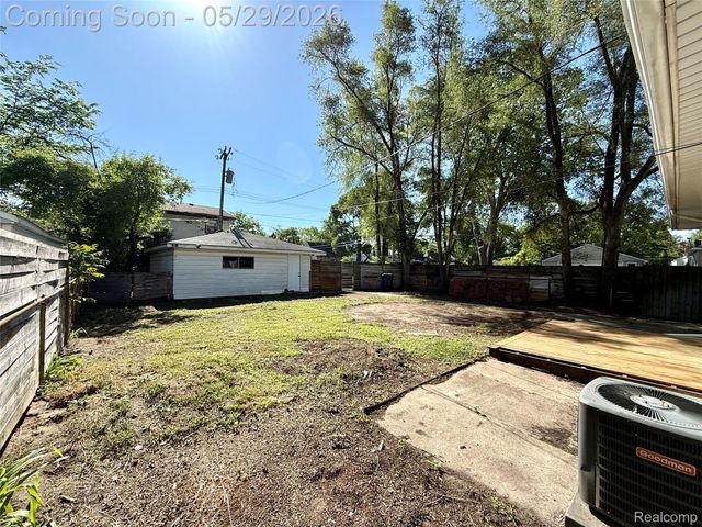 23400 Seneca Street, Oak Park, MI 48237