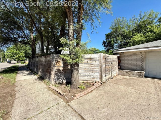 23400 Seneca Street, Oak Park, MI 48237