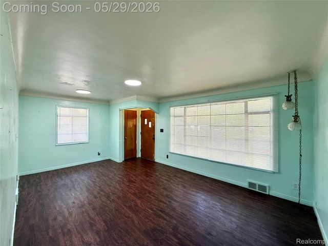23400 Seneca Street, Oak Park, MI 48237