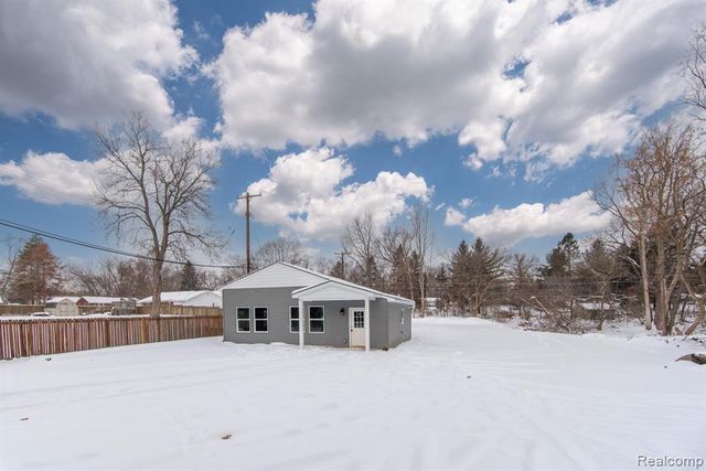 2455 Crumb Road, Walled Lake, MI 48390