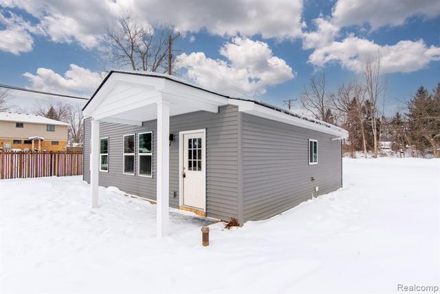 2455 Crumb Road, Walled Lake, MI 48390