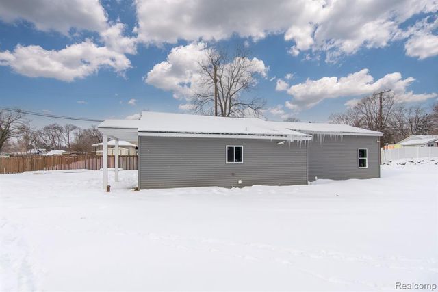 2455 Crumb Road, Walled Lake, MI 48390