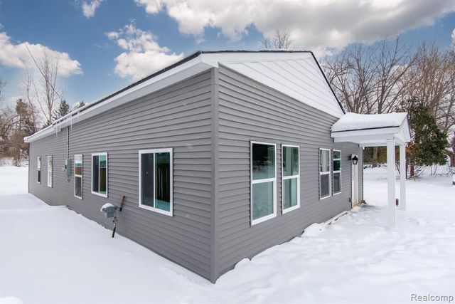 2455 Crumb Road, Walled Lake, MI 48390