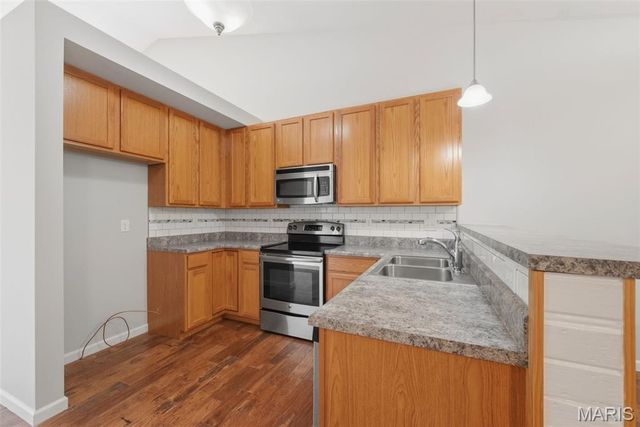 1427 Colonial Drive, St Charles, MO 63304