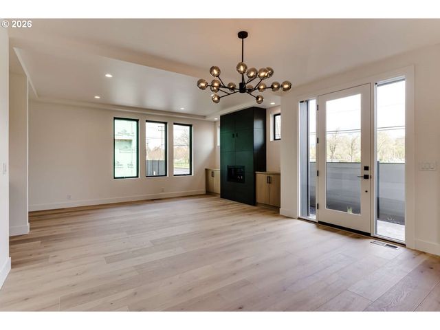 2624 GILHAM Rd, Eugene, OR 97408