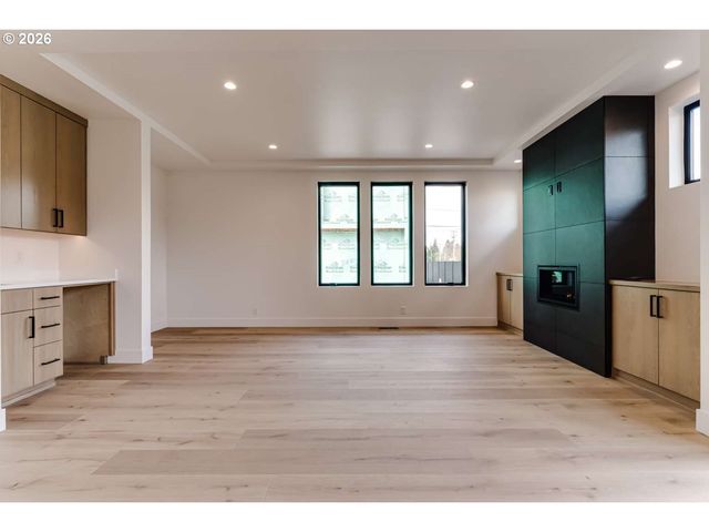 2624 GILHAM Rd, Eugene, OR 97408