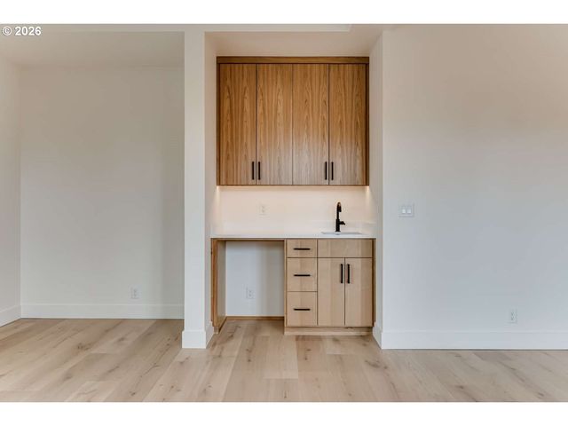 2624 GILHAM Rd, Eugene, OR 97408