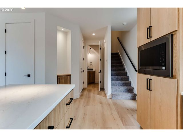 2624 GILHAM Rd, Eugene, OR 97408