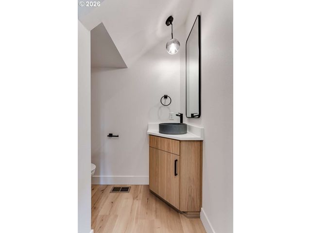 2624 GILHAM Rd, Eugene, OR 97408