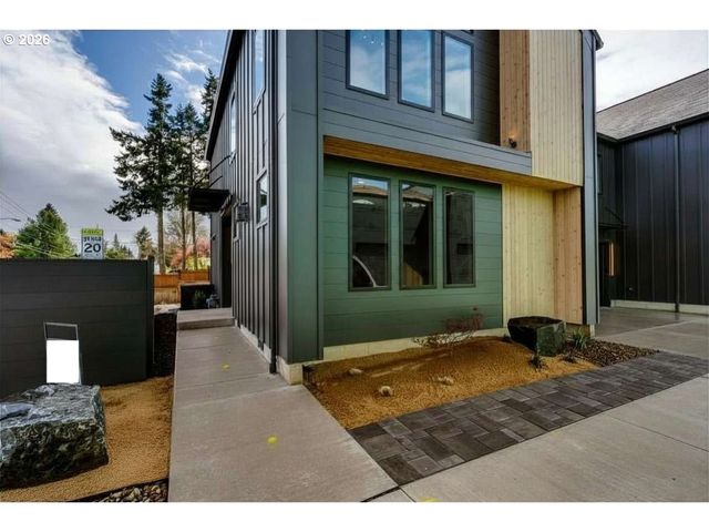 2624 GILHAM Rd, Eugene, OR 97408