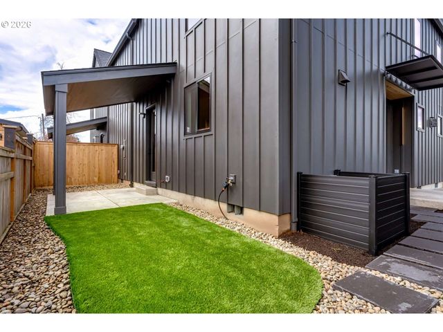 2624 GILHAM Rd, Eugene, OR 97408