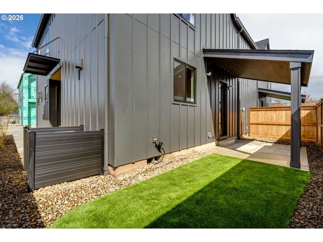 2624 GILHAM Rd, Eugene, OR 97408