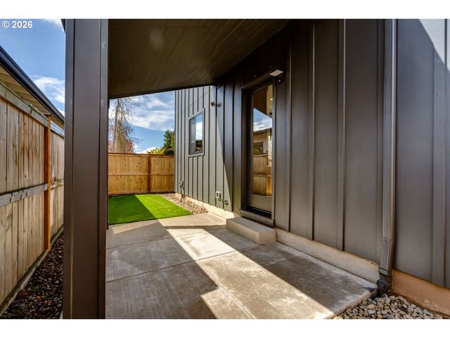 2624 GILHAM Rd, Eugene, OR 97408