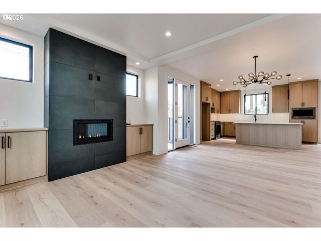 2624 GILHAM Rd, Eugene, OR 97408