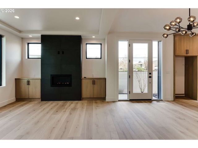 2624 GILHAM Rd, Eugene, OR 97408