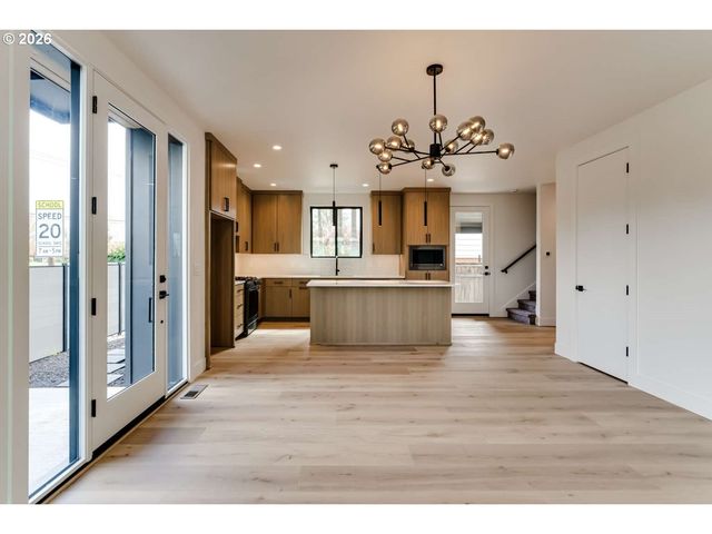 2624 GILHAM Rd, Eugene, OR 97408