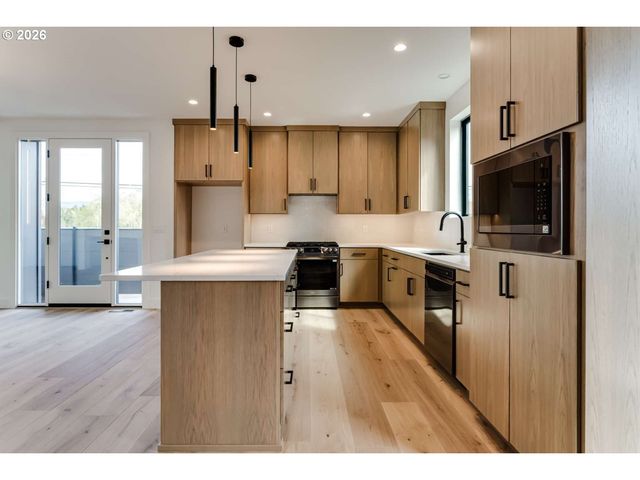 2624 GILHAM Rd, Eugene, OR 97408