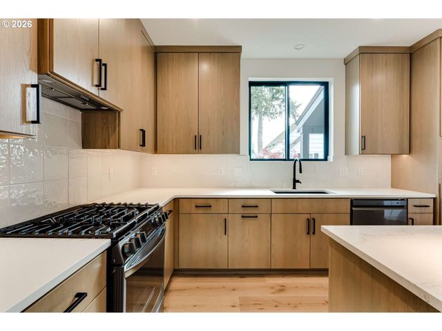 2624 GILHAM Rd, Eugene, OR 97408