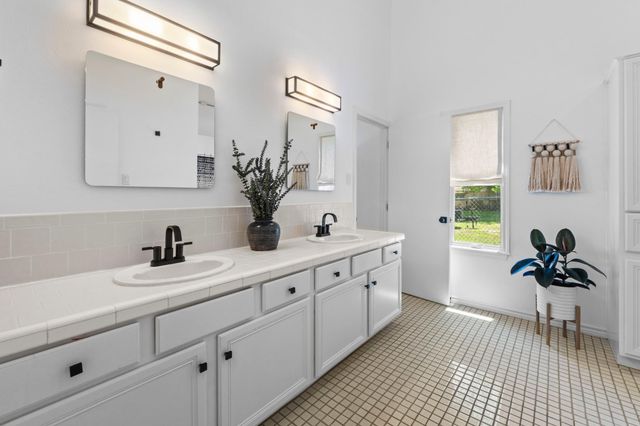 111 Inspiration DR, Sunrise Beach, TX 78643