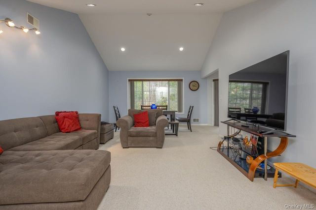 42 Eagle Ridge Way, Nanuet, NY 10954