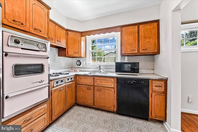 410 LYNDHURST DR, Broomall, PA 19008