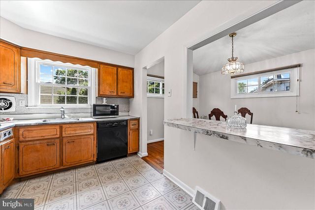 410 LYNDHURST DR, Broomall, PA 19008