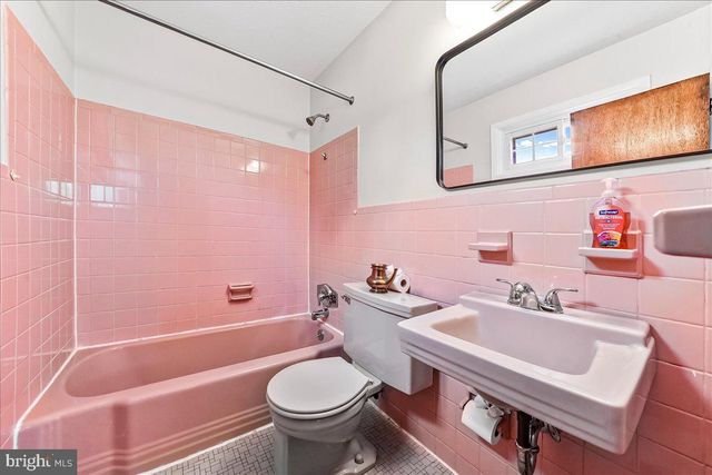 410 LYNDHURST DR, Broomall, PA 19008