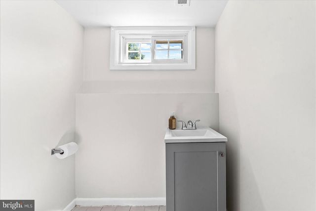 410 LYNDHURST DR, Broomall, PA 19008