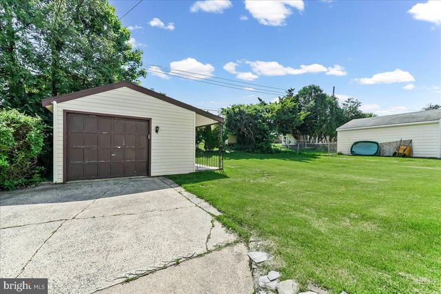 410 LYNDHURST DR, Broomall, PA 19008