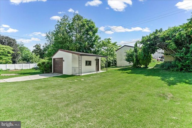 410 LYNDHURST DR, Broomall, PA 19008